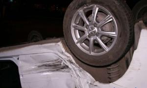 В Алматы на ул. Жандосова перевернулась Lada