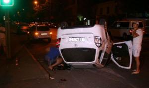 В Алматы на ул. Жандосова перевернулась Lada
