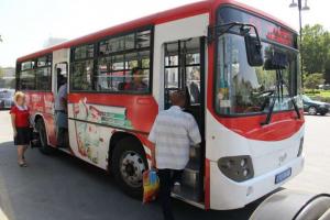 В Баку погибла женщина, выпавшая из автобуса