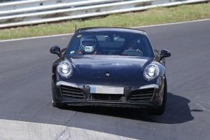 Обновленный Porsche 911 засняли во время тестов