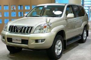 В Алматы водитель Toyota Prado протаранил сломавшийся на дороге Opel