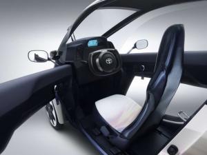Арни опробовал трехколесного малыша от Toyota