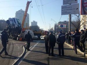ДТП в Киеве: на Воссоединения водитель на Ford Mondeo протаранил грузовик-автовышку и скрылся