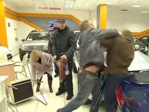 В Мурманске покупатели устроили драку из-за последней машины в автосалоне