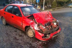 ДТП в Киеве: на Леси Украинки Daewoo Lanos протаранил другой Daewoo Lanos