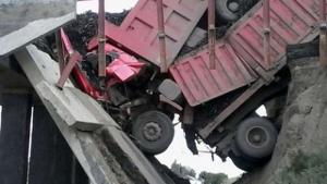 В ВКО проводят досудебное расследование по факту падения грузовика с моста