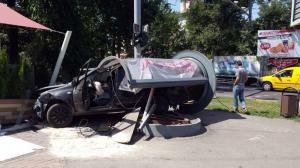 В Алматы автомобиль снес рекламную тумбу в результате ДТП 