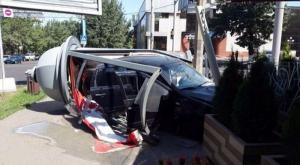 В Алматы автомобиль снес рекламную тумбу в результате ДТП 