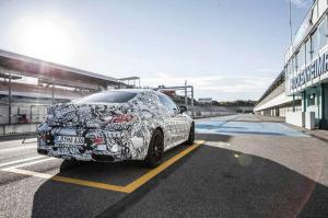 Mercedes показал тизерное изображение модели C63 Coupe 