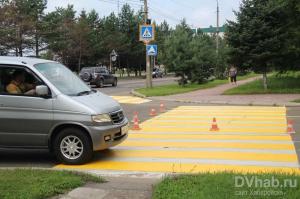 В Биробиджане обновляют дорожные знаки и разметку 