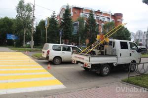 В Биробиджане обновляют дорожные знаки и разметку 