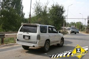В Алматы внедорожник с пьяными парнями на встречной полосе совершил ДТП