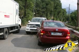 В Алматы внедорожник с пьяными парнями на встречной полосе совершил ДТП 