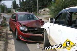В Алматы внедорожник с пьяными парнями на встречной полосе совершил ДТП 