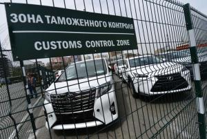 В первом полугодии в Россию завезли в два раза меньше автомобилей