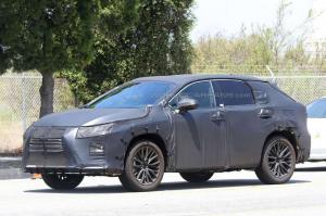 Lexus вывел на тесты свой первый семиместный кроссовер