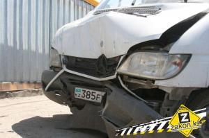 Грузовой Mercedes едва не снес газовую трубу в результате ДТП в Алматы 