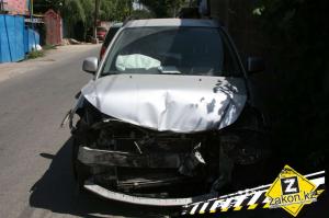 Грузовой Mercedes едва не снес газовую трубу в результате ДТП в Алматы 