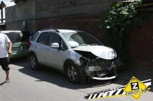 Грузовой Mercedes едва не снес газовую трубу в результате ДТП в Алматы 