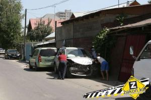 Грузовой Mercedes едва не снес газовую трубу в результате ДТП в Алматы 