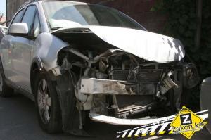 Грузовой Mercedes едва не снес газовую трубу в результате ДТП в Алматы 
