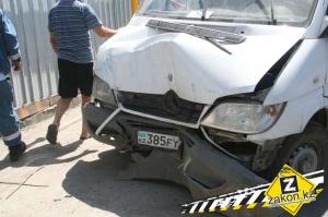 Грузовой Mercedes едва не снес газовую трубу в результате ДТП в Алматы 