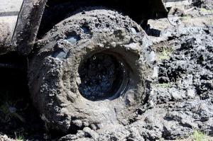 В Казахстане водителей наказывают за грязные колеса