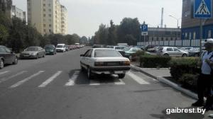 В Пинске водитель Audi насмерть сбил женщину на переходе, пытаясь припарковаться там задним ходом