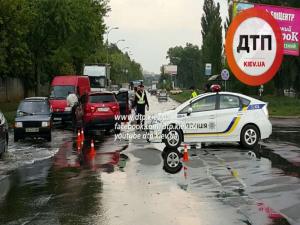 Полицейский Toyota Prius разбил две машины в Киеве