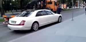 Эвакуатор не справился с многотонным лимузином Maybach