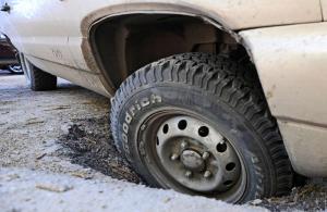 Водитель BMW из Белгородской области отсудил у властей 118 тысяч рублей за дорожную яму
