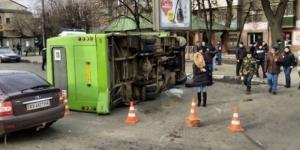 ДТП в Харькове: трамвай опрокинул маршрутку