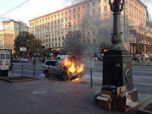 В центре Киева загорелась машина посольства США