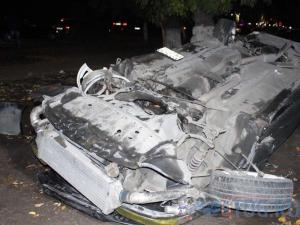 В Алматы лихач на Toyota Mark II не справился с управлением и, перевернув машину, протаранил Toyota FJ Cruiser