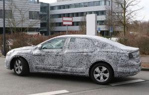 Nissan вывел на тесты новый седан