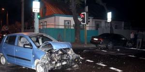 В Алматы девушка за рулем Kia не успела проскочить на "красный"