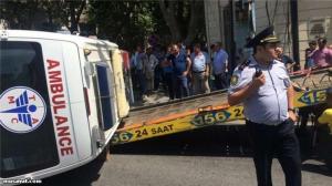 В центре Баку перевернулась машина скорой помощи 