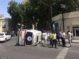 В центре Баку перевернулась машина скорой помощи 