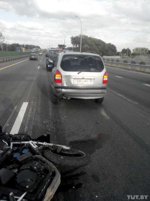 На МКАД молодая мотоциклистка врезалась в Opel: девушка серьезно пострадала 