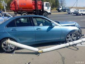 В Минске девушка под спайсом на своем Mercedes снесла светофор