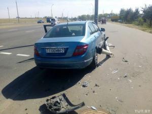 В Минске девушка под спайсом на своем Mercedes снесла светофор 