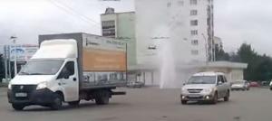 В Уфе на дороге из-под земли забил фонтан