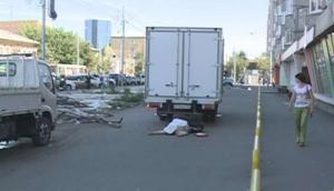 Грузовик со сладостями раздавил бабушку в Красноярске