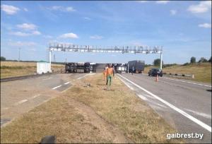 На М1 перевернулась фура перегородив движение в обе стороны 