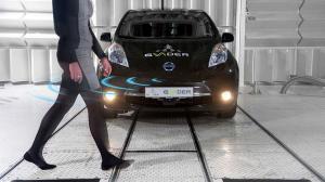 Nissan научился предупреждать пешеходов о приближении электрокар