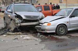 В Актау столкнулись автомобили Lexus и Lada Samara