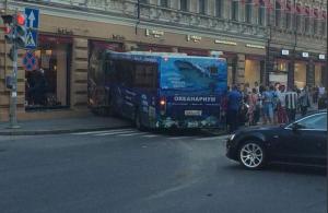 В результате ДТП с автобусом на Петроградской стороне пострадали люди