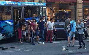 В результате ДТП с автобусом на Петроградской стороне пострадали люди 