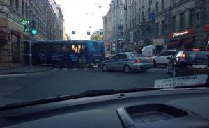 В результате ДТП с автобусом на Петроградской стороне пострадали люди 