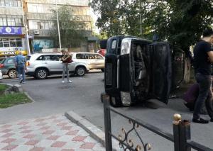 В Алматы на улице Курмангазы в результате ДТП перевернулся джип